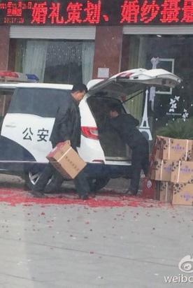 河南一政府公车伪装成警车 湖北钉子户被断水数月成孤岛/图