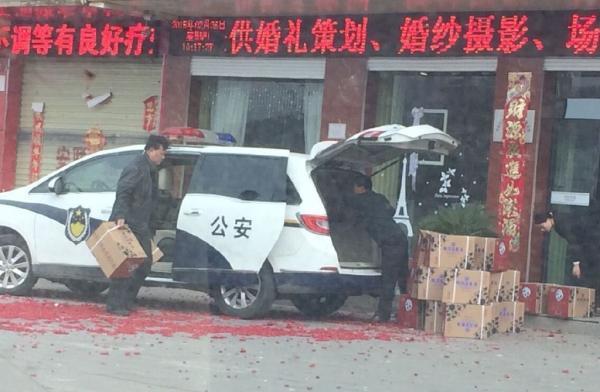 河南一政府公车伪装成警车 湖北钉子户被断水数月成孤岛/图