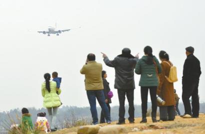 成都机场看飞机形成“一条龙服务”：路旁有时停百辆车【图】