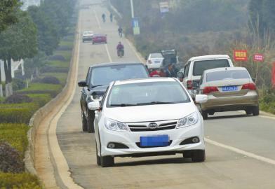 成都机场看飞机形成“一条龙服务”：路旁有时停百辆车【图】