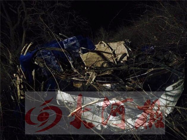 安阳一辆载33人大巴坠下百米深崖 致20死