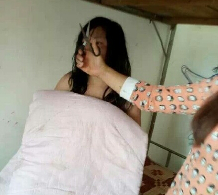 女生遭围殴拍裸照被殴3小时 警方传唤5涉事人员