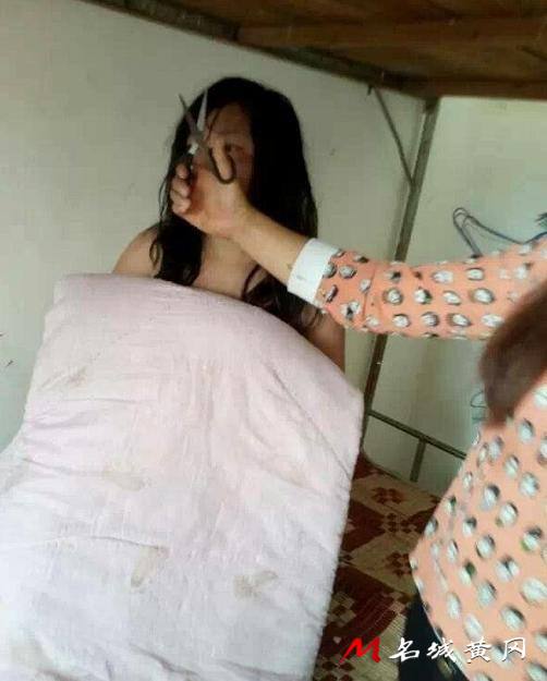 云南<a href='http://www.bjxxg.cn/news/shehui/' target='_blank'><u>社会</u></a>姐殴打初中女生 <a href='http://www.bjxxg.cn/news/shehui/' target='_blank'><u>社会</u></a>姐遭网友人肉【图】
