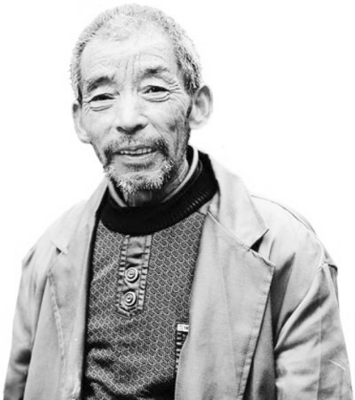 小摊贩菜场捡两弃婴 20年未婚拉板车将孩子养大