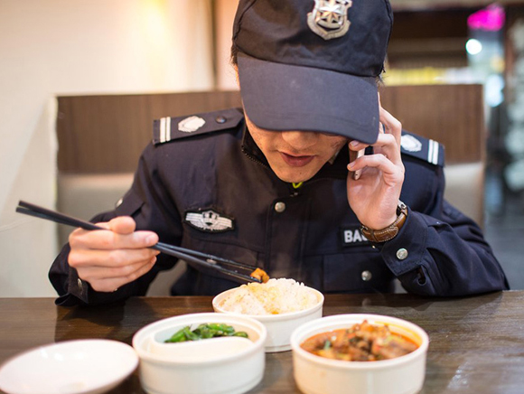 高材生留校当保安就是任性 是学白上了还是另有打算？【图】