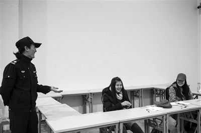高材生留校当保安就是任性 是学白上了还是另有打算？【图】