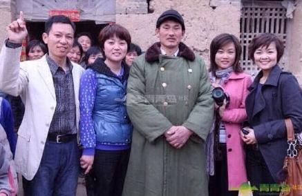 大衣哥晒ps全家福 全家长一样的脸遗传真伟大！