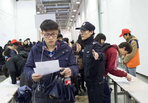 高材生留校当保安 以专业成绩第二名考上中国美院