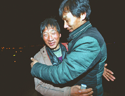 男子穴居山洞被家人带走承认撒谎 6年没回家没寄钱