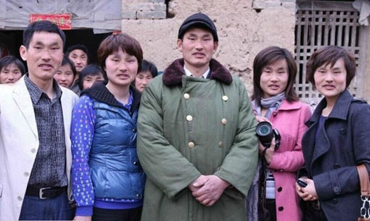大衣哥晒ps全家福 全家人长得几乎一模一样