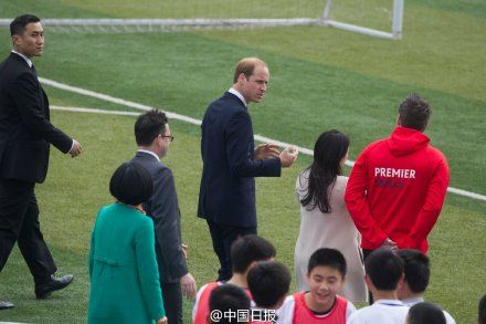 威廉王子造访上海南洋中学 亲自示范踢球动作