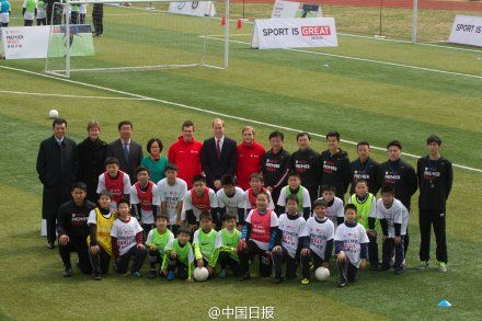 威廉王子造访上海南洋中学 亲自示范踢球动作