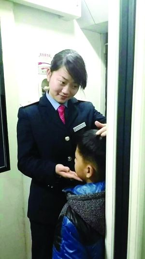 男童乘火车不配合母亲逃票遭骂 自掏压岁钱补票