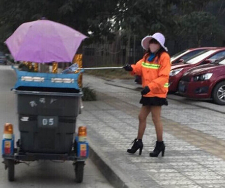 【图】环卫姐穿丝袜高跟沿街打扫 穿丝袜高跟配环卫工装吸睛