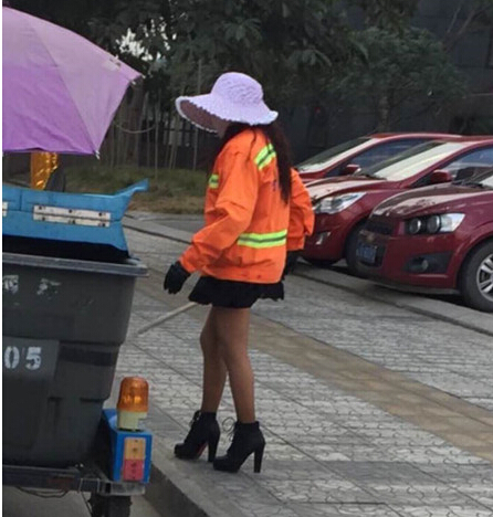 【图】环卫姐穿丝袜高跟沿街打扫 穿丝袜高跟配环卫工装吸睛