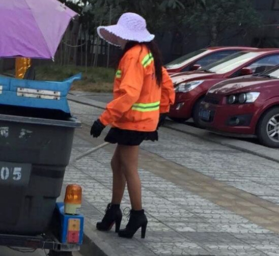 【图】环卫姐穿丝袜高跟沿街打扫 穿丝袜高跟配环卫工装吸睛
