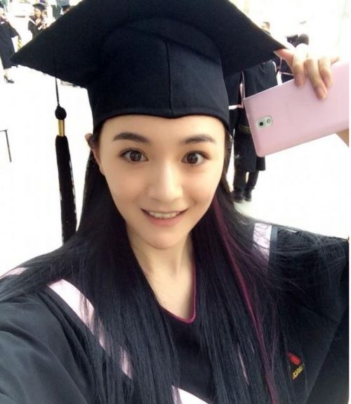 曝北影“学霸校花”李依伊生活照 各种可爱自拍照迷倒一片网友【图】