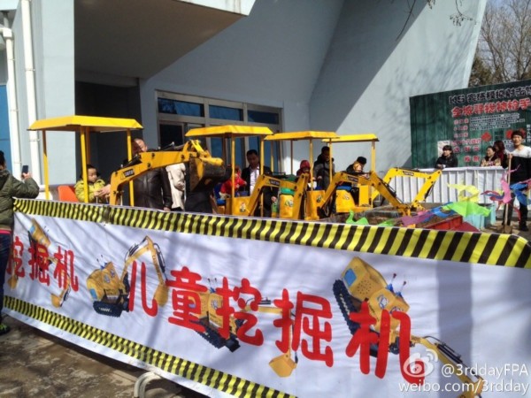 多地庙会现儿童挖掘机 此游乐项目每日收入近万元【图】