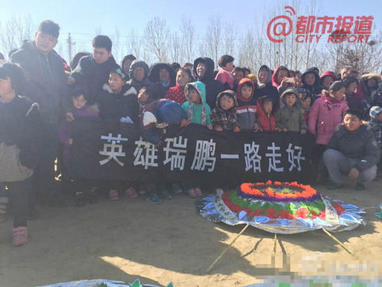 救人溺亡大学生遗体告别 被救者母亲良心发现承认自己说谎
