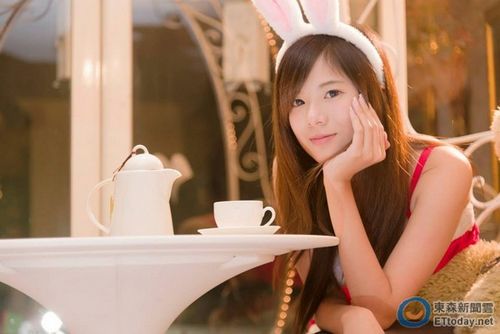 台南校花扮女仆走红 上演制服诱惑