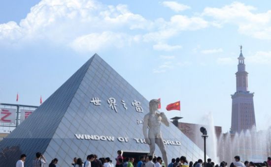 裸身雕像遭女游客咸猪手惊呆众人 网友：现在的妹纸都这么开放了吗？【图】