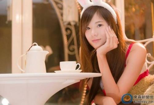 台南校花扮女仆走红 COSPLAY过兔女郎、水手服等造型