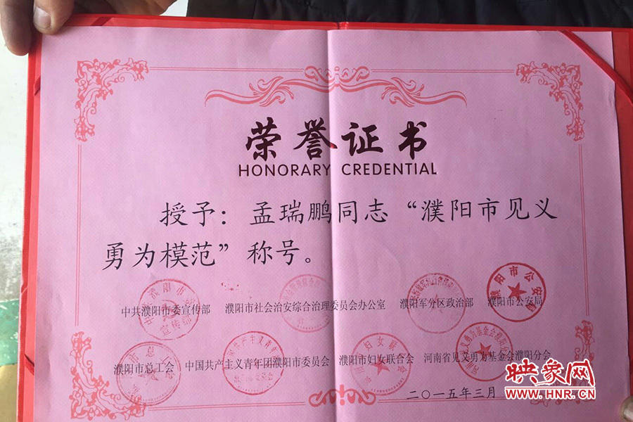 救人溺亡大学生 河南上千名群众自发参加追悼会