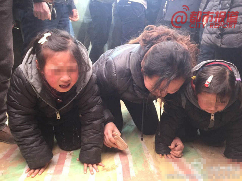 救人溺亡大学生 河南上千名群众自发参加追悼会