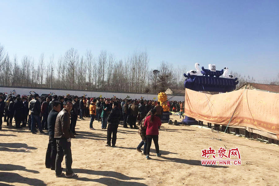 救人溺亡大学生 河南上千名群众自发参加追悼会