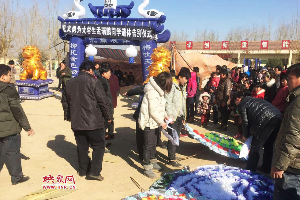 救人溺亡大学生 河南上千名群众自发参加追悼会