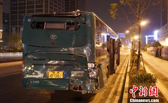 杭州一公交深夜追尾多人受伤送医（组图）