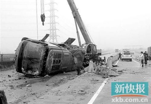 广清高速载36人大巴侧翻1死18伤 车祸发生前公公拼命保护怀孕儿媳【图】
