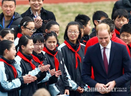 威廉王子到访上海南洋中学 观看英式<a href='http://www.bjxxg.cn/sports/zuqiu/' target='_blank'><u>足球</u></a>训练课