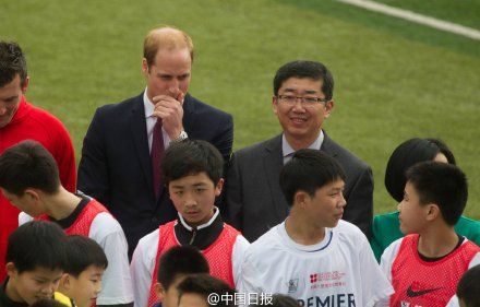威廉王子上海南洋中学秀绕场一周 威廉王子秀球技示范踢球图曝光