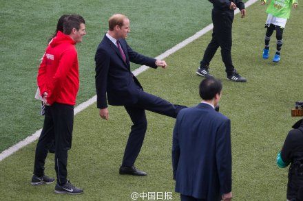 威廉王子上海南洋中学秀绕场一周 威廉王子秀球技示范踢球图曝光