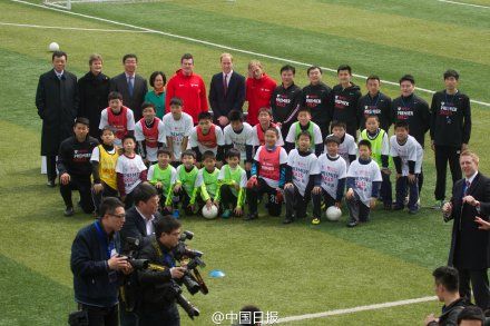 威廉王子上海南洋中学秀绕场一周 威廉王子秀球技示范踢球图曝光