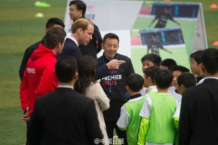 威廉王子上海南洋中学秀绕场一周 威廉王子秀球技示范踢球图曝光