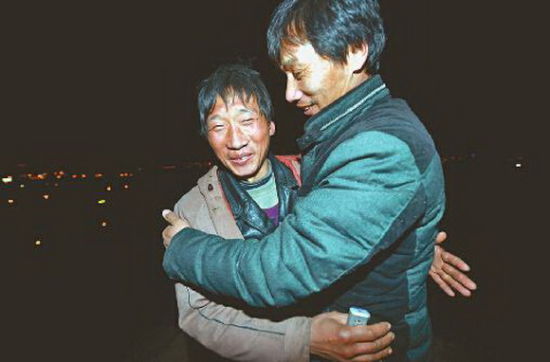 为省房租住山洞男子:月收入全寄回家是谎言