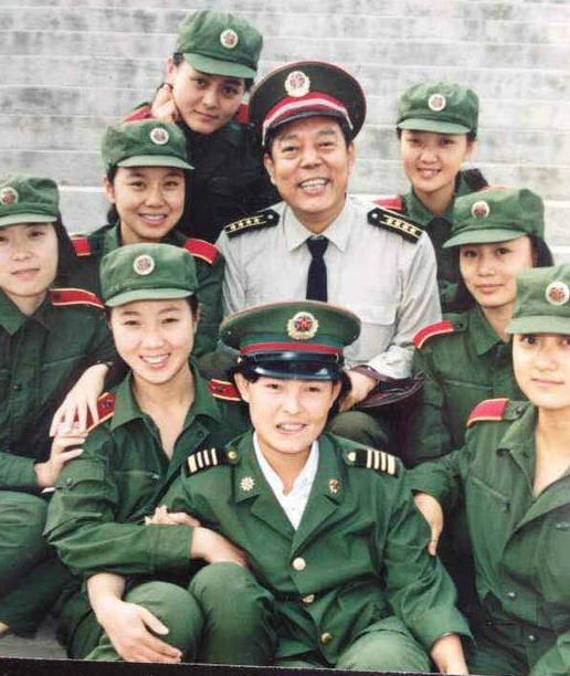 闫妮晒少女时期青涩美照 着军装笑容甜美（图）