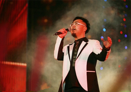 歌手谭赟与妻子遭车祸遇难 曾获亚洲<a href='http://www.bjxxg.cn/ent/yinyue/' target='_blank'><u>音乐</u></a>节最佳新人奖