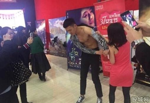 （组图）影院男模遭女生扒光求露肉 一少妇撕衣服扯裤子高调玩咸猪手