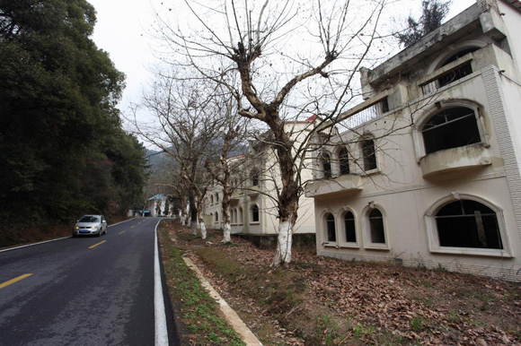 庐山豪华别墅烂尾20余年内景曝光 房前屋后草木丛生一派破败景象