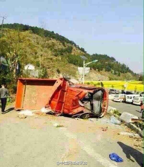 贵州小货车侧翻 造成车上人员11人死亡19人不同程度受伤