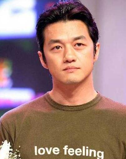 李亚鹏秃顶严重成好友王景春婚礼现场焦点 李亚鹏曾经头发茂密照曝光