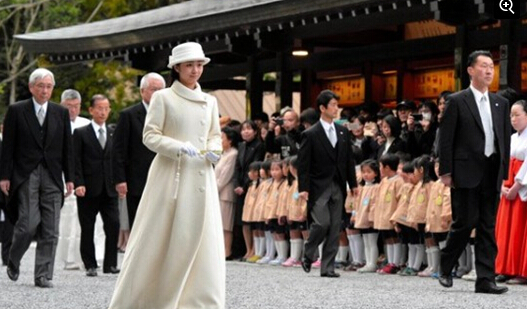 日本佳子公主满20岁成人 一身白雪公主造型参拜神武天皇皇陵（图）