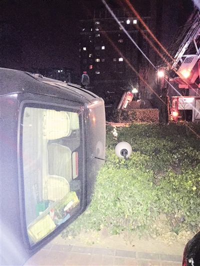 邢台一小区突发火灾众人推倒私家车为消防让路