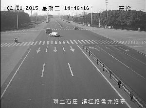 骑车老太神避让 网友膜拜：一技在身毫发未伤