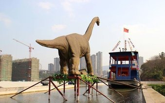 网曝重庆现人造天河 离地10几米悬空上演龙船大战