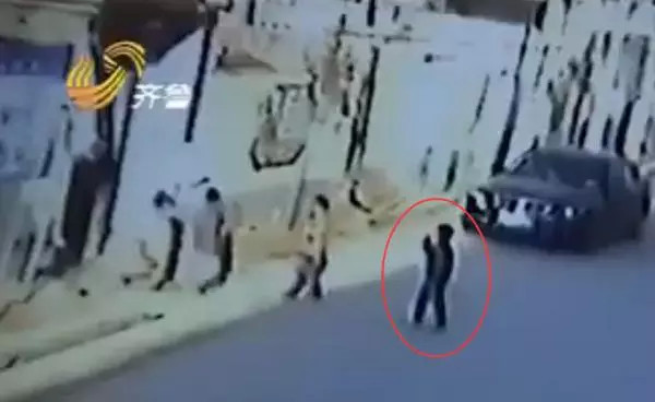 6岁男童捡棒棒糖吃掉 随后七窍流血身亡！孩子血液中含高浓度毒鼠强