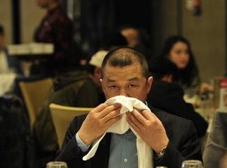 李亚鹏秃顶严重 网友惊呼中了王菲魔咒？